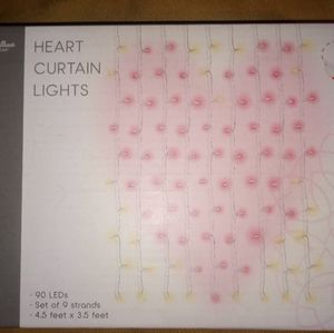 90 leds Set of 9 strands4.5feetx3.5feetRequires 2 aa batteries not included